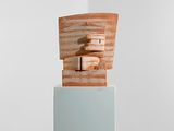 une image représentant une sculpture formée d'un empilement de pierres posées sur un socle