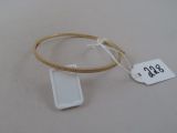 Gros plan sur un bracelet en or portant une étiquette