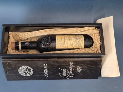 une boîte en bois avec une bouteille de vin à l'intérieur