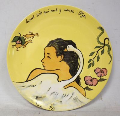une assiette jaune sur laquelle sont représentés une femme et un oiseau