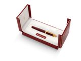 une image représentant un stylo posé dans une boîte rouge sur une surface blanche