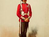 une vieille photo d'un homme en uniforme rouge, armé d'un fusil
