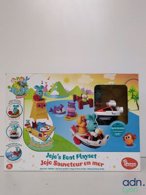 Le coffret de jeu avec le bateau miniature se trouve dans la boîte posée sur la table.