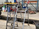 une échelle posée par terre devant un immeuble