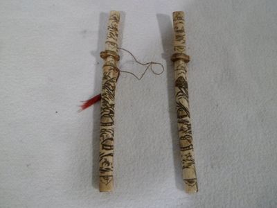 deux bâtons posés sur une surface blanche