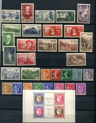 de nombreux timbres exposés sur une table