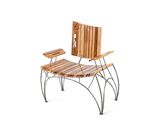 une chaise en bois avec une structure métallique et une assise en bois