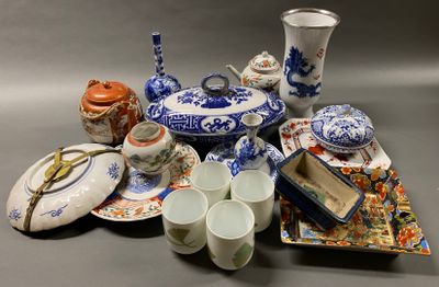 beaucoup de vaisselle bleue et blanche sur la table