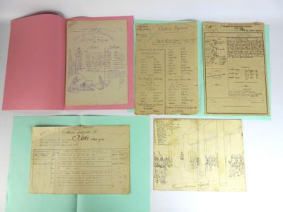 Plusieurs vieux papiers sont empilés les uns sur les autres sur une table