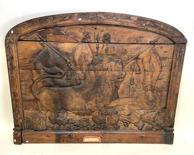 Des sculptures représentant un homme à cheval et un autre homme à cheval sont exposées