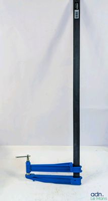 deux morceaux de plastique bleu sont posés sur une table blanche