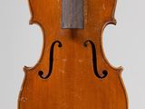 un vieux violon suspendu à une ficelle sur un mur blanc