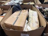 beaucoup de cartons remplis d'affaires