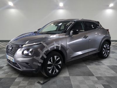 La Nissan argentée s'avance vers la caméra sur un sol en damier