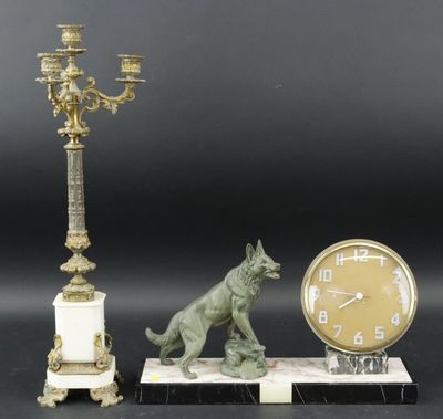 une statue représentant un chien et une horloge posée sur une table