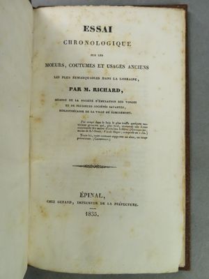 un livre ouvert avec un titre en noir et blanc