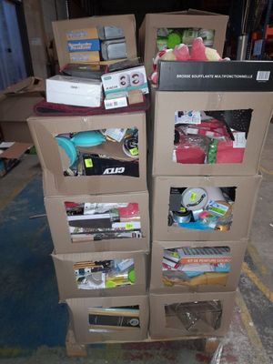 boîtes empilées dans une pièce