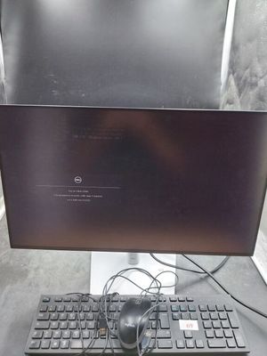 une image d'un écran d'ordinateur et d'un clavier sur un bureau