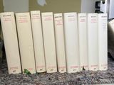 un grand nombre de livres posés sur une table