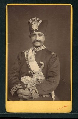 une vieille photo en noir et blanc d'un homme en uniforme