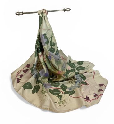 HERMÈS, Paris. « Les arômes » Carré en twill de soie à fond …