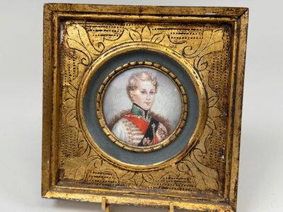 un portrait miniature ancien représentant un jeune garçon, dans un cadre doré