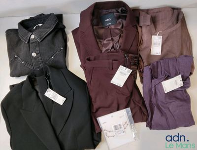 un tas de vêtements posés sur une table, avec leurs étiquettes