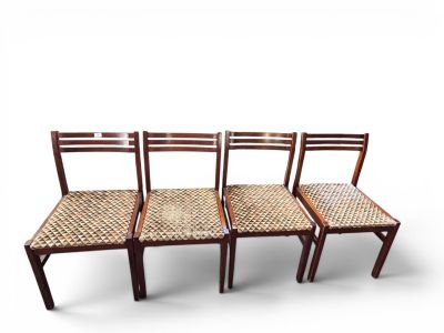 trois chaises en bois avec des assises tressées, sur fond blanc