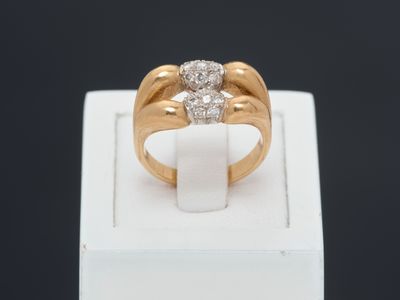 une image représentant une bague en or sertie de deux diamants