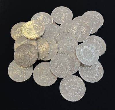 une pile de pièces d'argent sur une surface noire