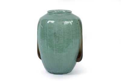 un vase vert avec une anse marron sur fond blanc