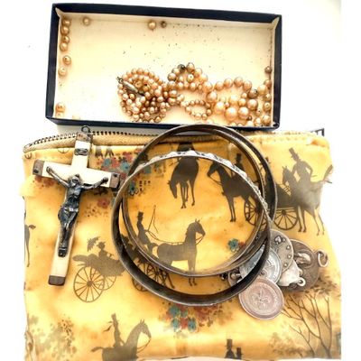 un bracelet et un étui à bracelet contenant un bracelet