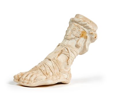 une image représentant une sculpture d'un pied surmonté d'une chaussure