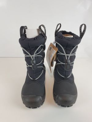 Les bottes d'hiver des enfants sont alignées et prêtes à être enfilées