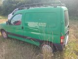 une camionnette verte garée dans l'herbe