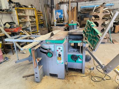 une machine placée au milieu d'une pièce