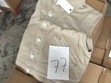 une boîte en carton sur laquelle est posée une chemise