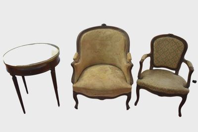 deux chaises et une table au plateau en verre, sur fond blanc