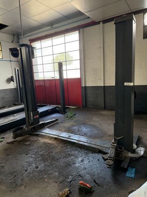 une photo d'un garage avec une voiture au milieu
