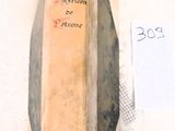 un livre posé sur une table à côté d'une feuille de papier