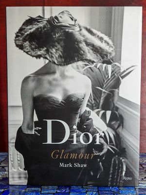 un livre sur lequel figure la photo en noir et blanc d'une femme en robe