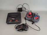 une console de jeux et une manette posées sur une table