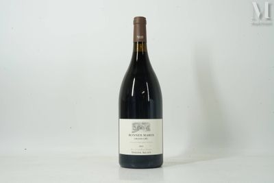 une bouteille de vin posée sur une table
