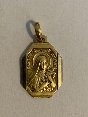 un gros plan d'une médaille d'or sur laquelle figure le portrait d'une femme