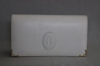 une photo d'un sac à main blanc orné d'un monogramme sur le devant