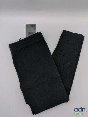 un legging noir posé sur une surface blanche