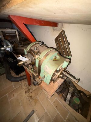 une machine posée sur le sol d'une pièce