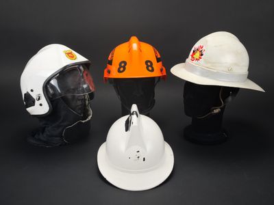 trois types différents de casques de chantier exposés sur un fond noir