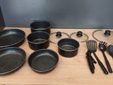beaucoup de casseroles et de poêles sur la table