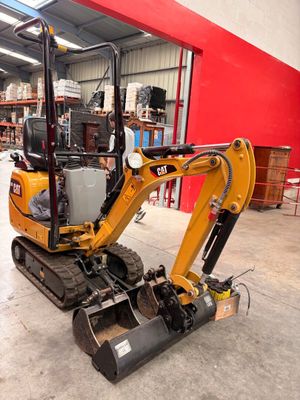 Mini pelle hydraulique CATERPILLAR 300 9D numéro série CAT30…